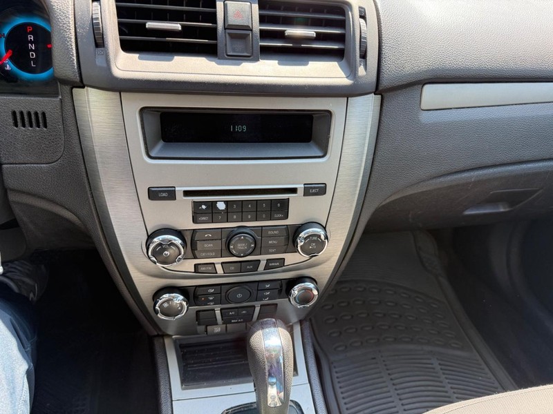 Ford Fusion Vehicle Full-screen Gallery Image 12