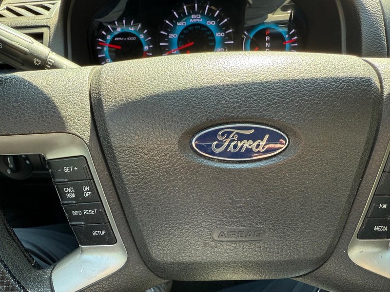 Ford Fusion Vehicle Full-screen Gallery Image 13