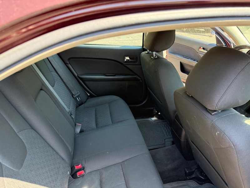 Ford Fusion Vehicle Full-screen Gallery Image 14