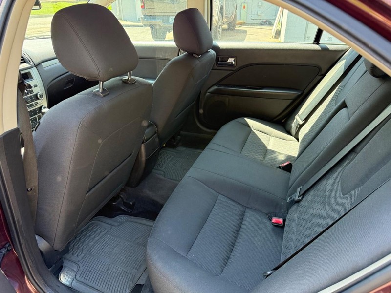 Ford Fusion Vehicle Full-screen Gallery Image 15