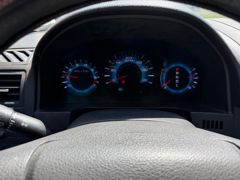 Ford Fusion Vehicle Full-screen Gallery Image 16