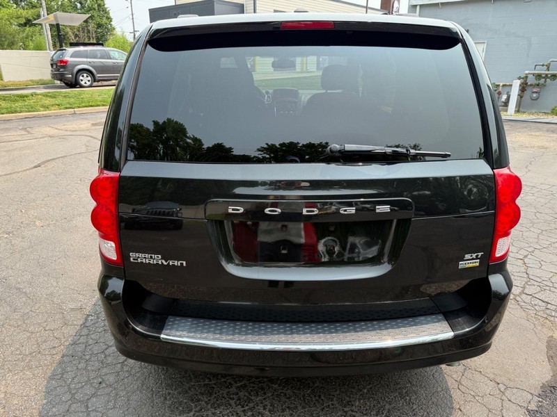 Dodge Grand Caravan Vehicle Full-screen Gallery Image 5