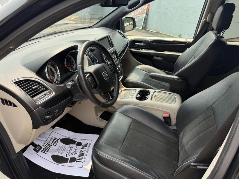 Dodge Grand Caravan Vehicle Full-screen Gallery Image 7