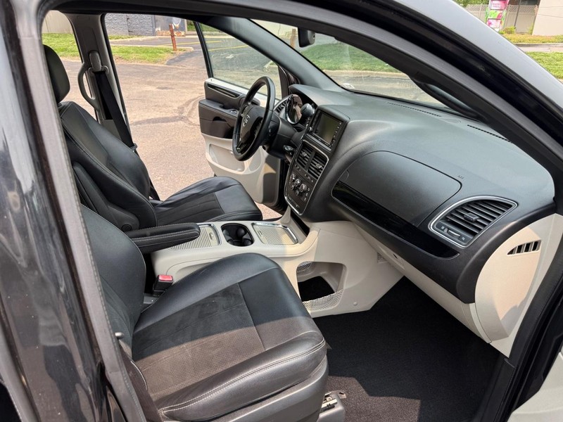 Dodge Grand Caravan Vehicle Full-screen Gallery Image 12