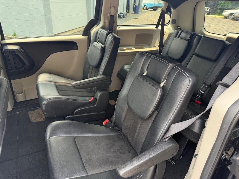 Dodge Grand Caravan Vehicle Full-screen Gallery Image 13