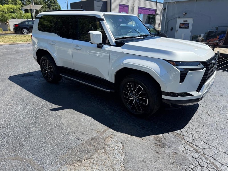 Lexus GX Vehicle Full-screen Gallery Image 02