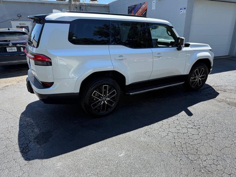 Lexus GX Vehicle Full-screen Gallery Image 03