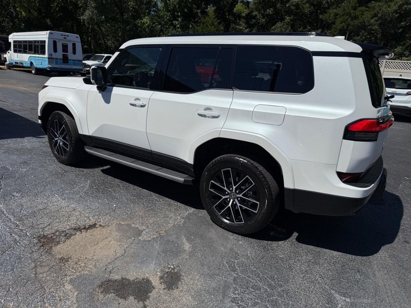 Lexus GX Vehicle Full-screen Gallery Image 04