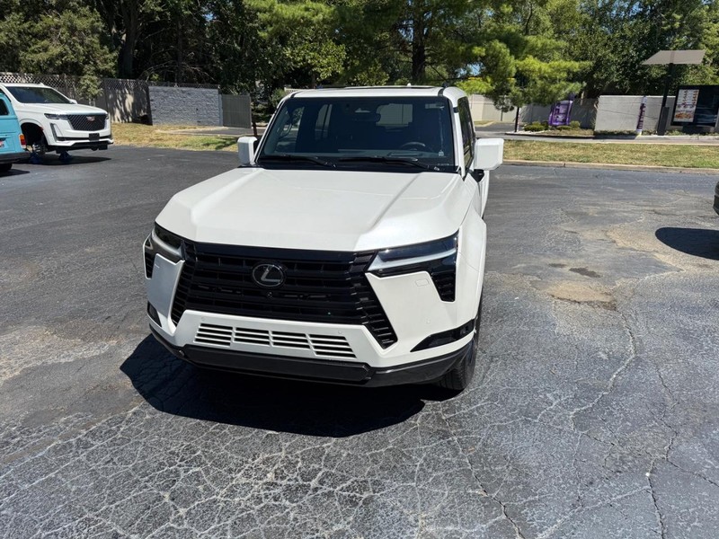 Lexus GX Vehicle Full-screen Gallery Image 05