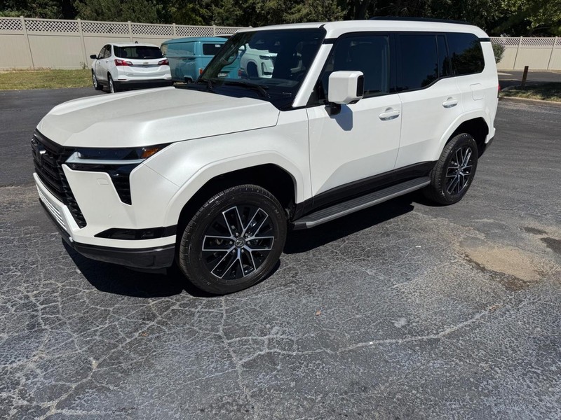 Lexus GX Vehicle Full-screen Gallery Image 06