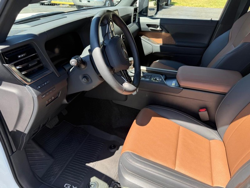 Lexus GX Vehicle Full-screen Gallery Image 07