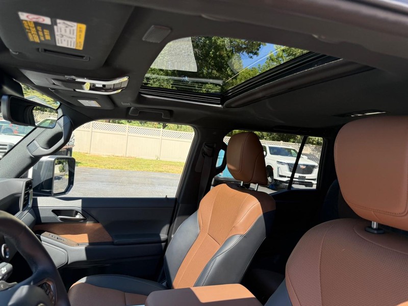 Lexus GX Vehicle Full-screen Gallery Image 08