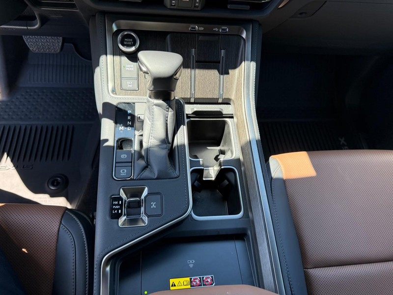 Lexus GX Vehicle Full-screen Gallery Image 09