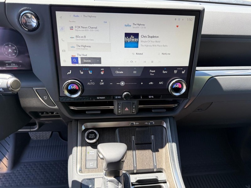 Lexus GX Vehicle Full-screen Gallery Image 10