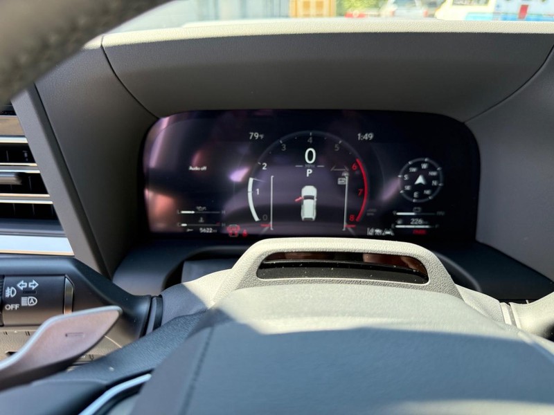 Lexus GX Vehicle Full-screen Gallery Image 12