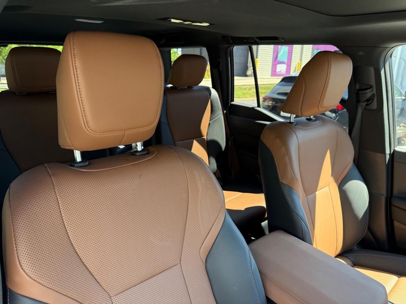 Lexus GX Vehicle Full-screen Gallery Image 13