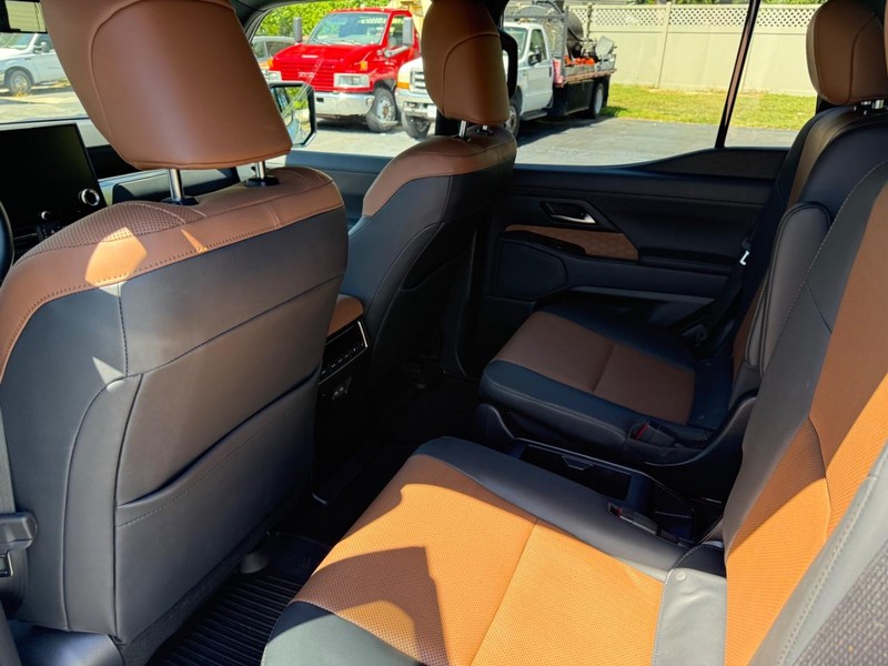 Lexus GX Vehicle Full-screen Gallery Image 14