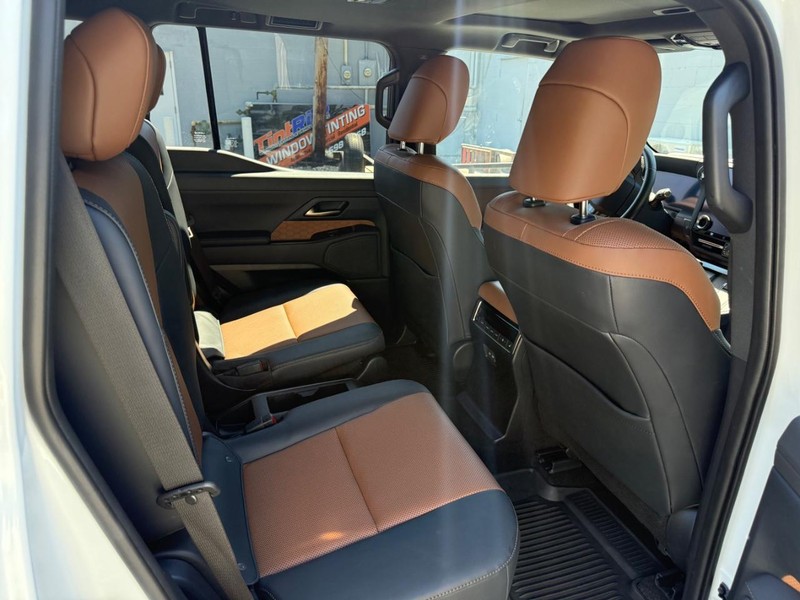 Lexus GX Vehicle Full-screen Gallery Image 15