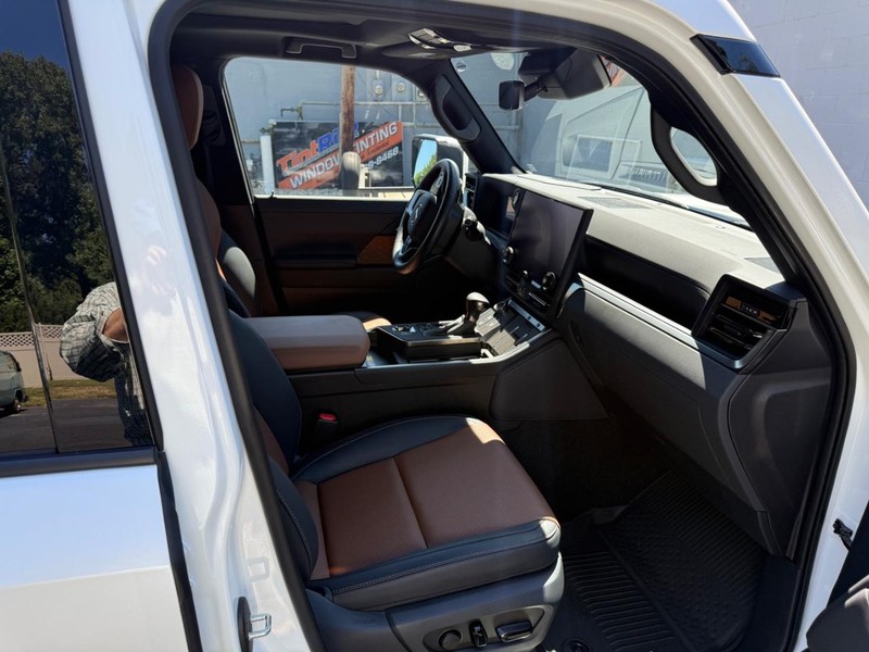 Lexus GX Vehicle Full-screen Gallery Image 16