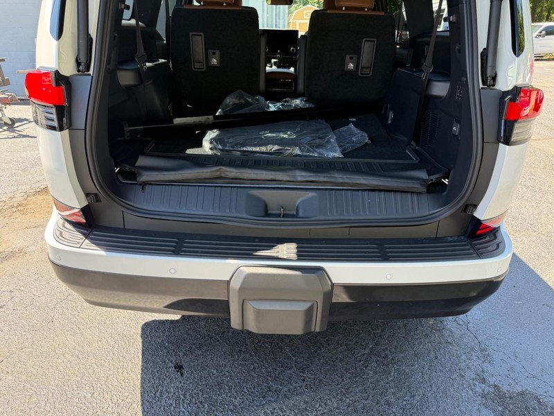 Lexus GX Vehicle Full-screen Gallery Image 17