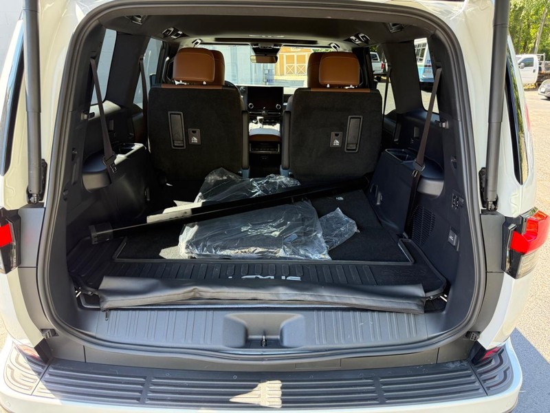 Lexus GX Vehicle Full-screen Gallery Image 18