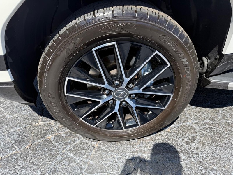 Lexus GX Vehicle Full-screen Gallery Image 19