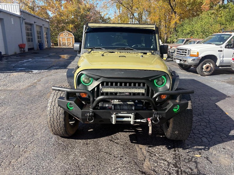 Jeep Wrangler Unlimited Vehicle Full-screen Gallery Image 2