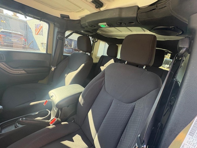 Jeep Wrangler Unlimited Vehicle Full-screen Gallery Image 10