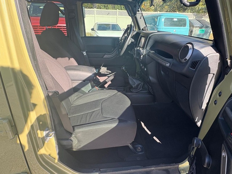 Jeep Wrangler Unlimited Vehicle Full-screen Gallery Image 11