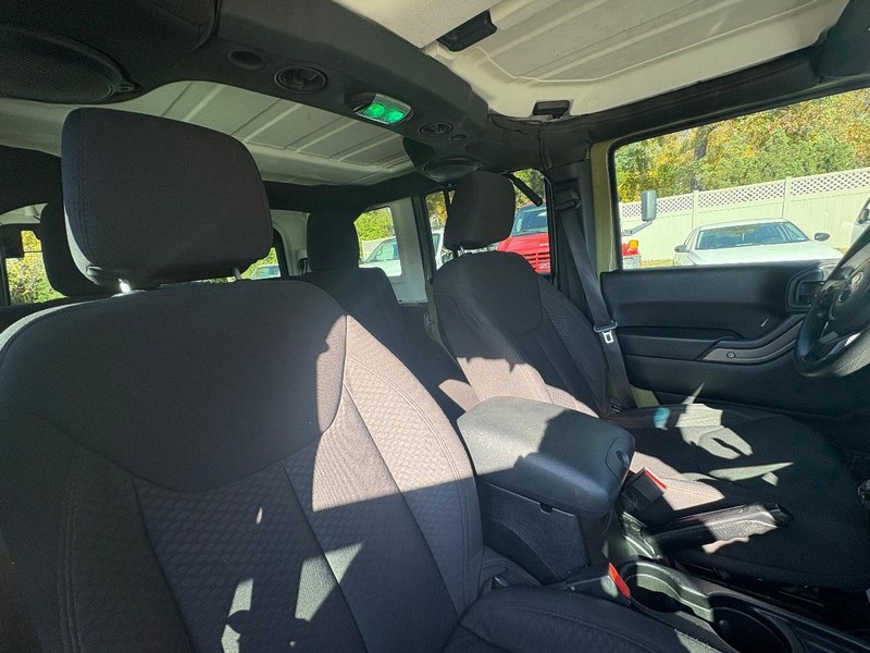 Jeep Wrangler Unlimited Vehicle Full-screen Gallery Image 12