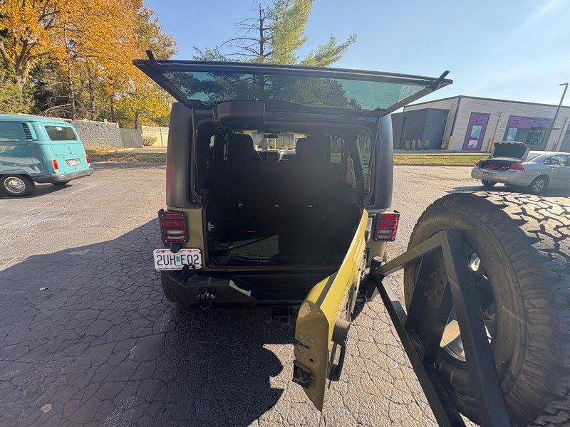 Jeep Wrangler Unlimited Vehicle Full-screen Gallery Image 15