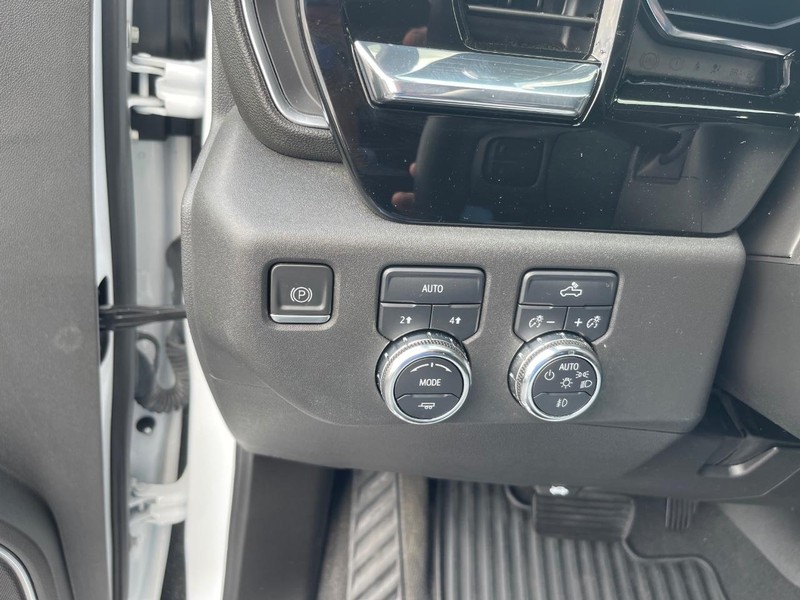 GMC Sierra 1500 Vehicle Full-screen Gallery Image 15