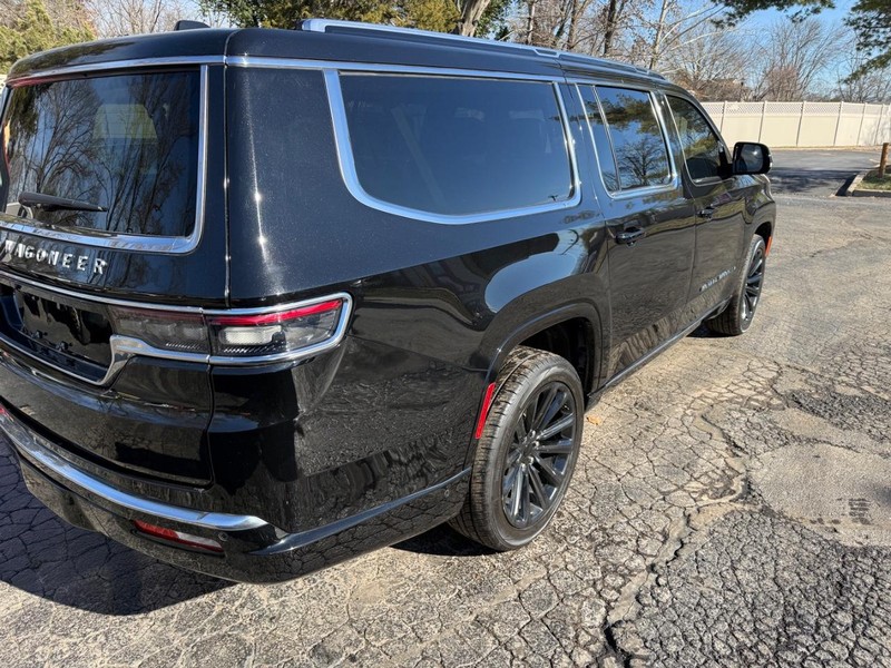 Jeep Grand Wagoneer L Vehicle Full-screen Gallery Image 04