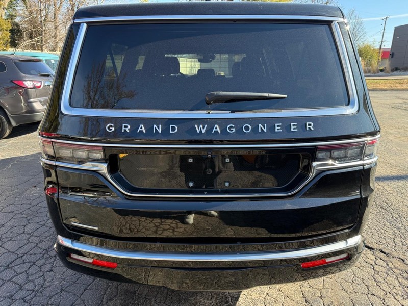 Jeep Grand Wagoneer L Vehicle Full-screen Gallery Image 05