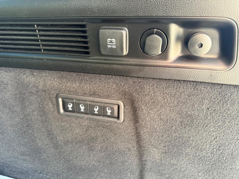 Jeep Grand Wagoneer L Vehicle Full-screen Gallery Image 06