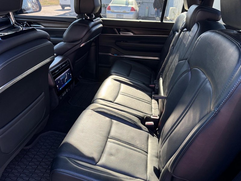 Jeep Grand Wagoneer L Vehicle Full-screen Gallery Image 08