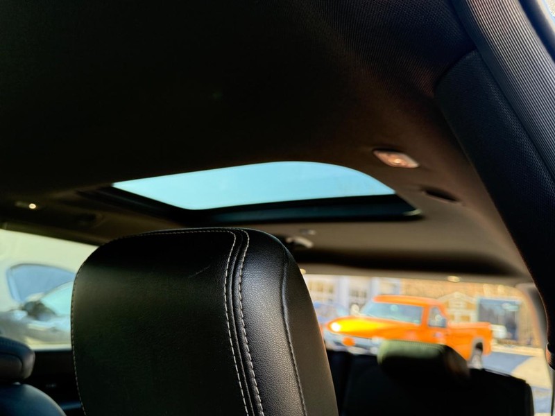 Jeep Grand Wagoneer L Vehicle Full-screen Gallery Image 09