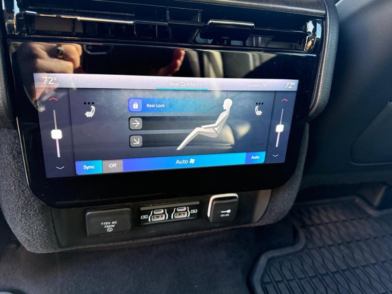 Jeep Grand Wagoneer L Vehicle Full-screen Gallery Image 10