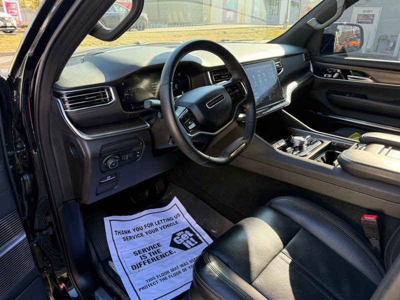 Jeep Grand Wagoneer L Vehicle Full-screen Gallery Image 11