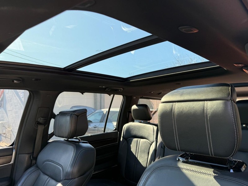 Jeep Grand Wagoneer L Vehicle Full-screen Gallery Image 14