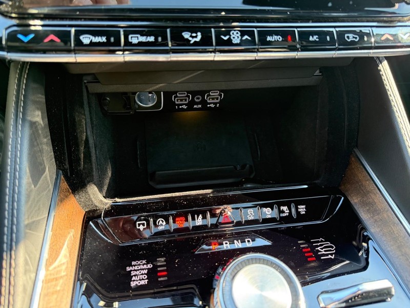 Jeep Grand Wagoneer L Vehicle Full-screen Gallery Image 15