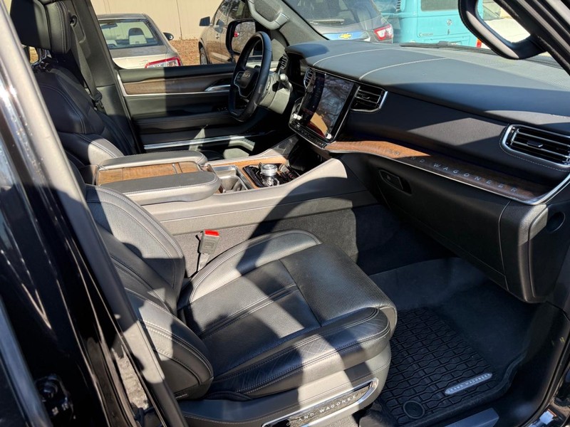Jeep Grand Wagoneer L Vehicle Full-screen Gallery Image 16
