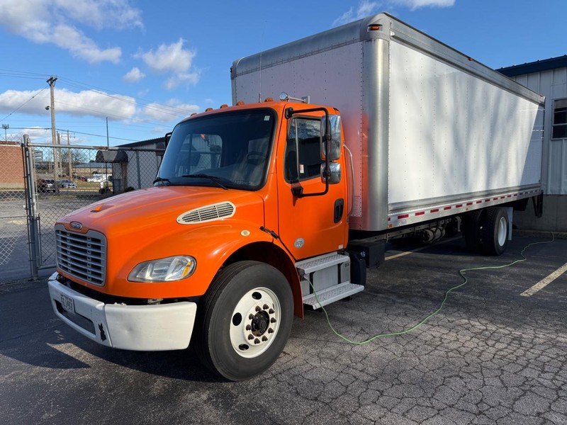 Freightliner M2 106 Vehicle Full-screen Gallery Image 2