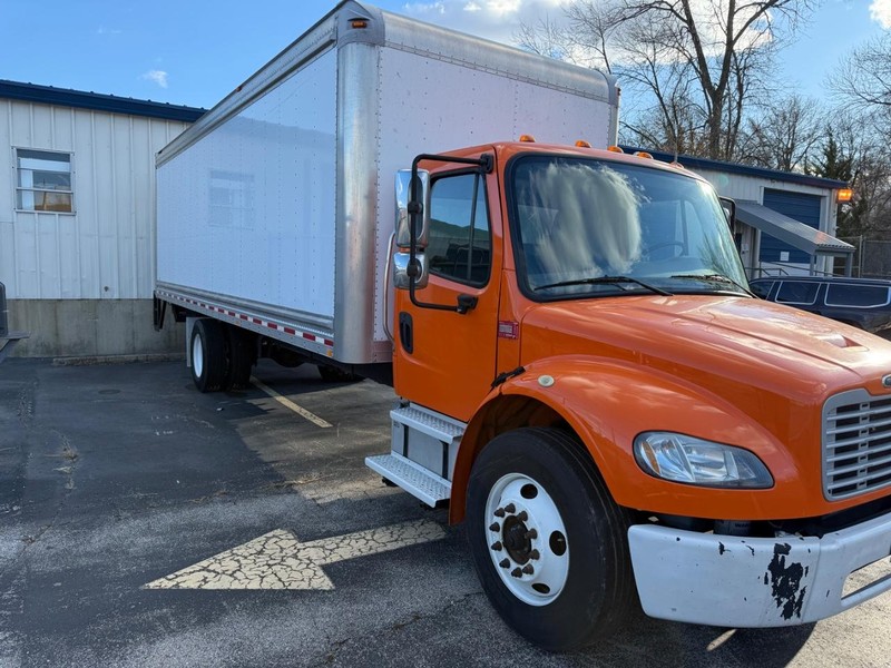 Freightliner M2 106 Vehicle Full-screen Gallery Image 3