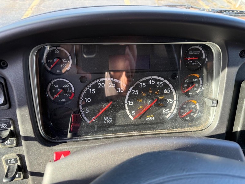 Freightliner M2 106 Vehicle Full-screen Gallery Image 5