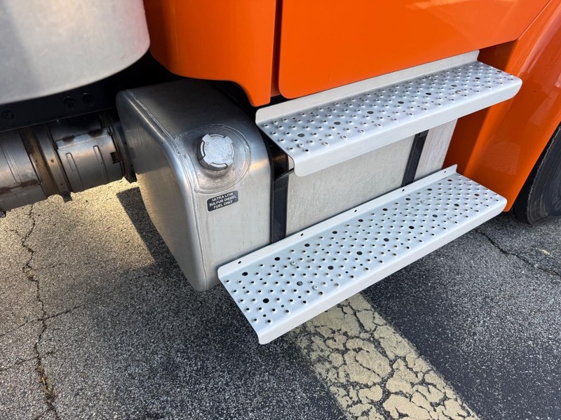 Freightliner M2 106 Vehicle Full-screen Gallery Image 8