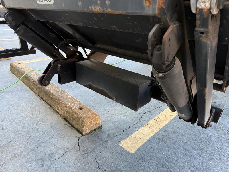 Freightliner M2 106 Vehicle Full-screen Gallery Image 10