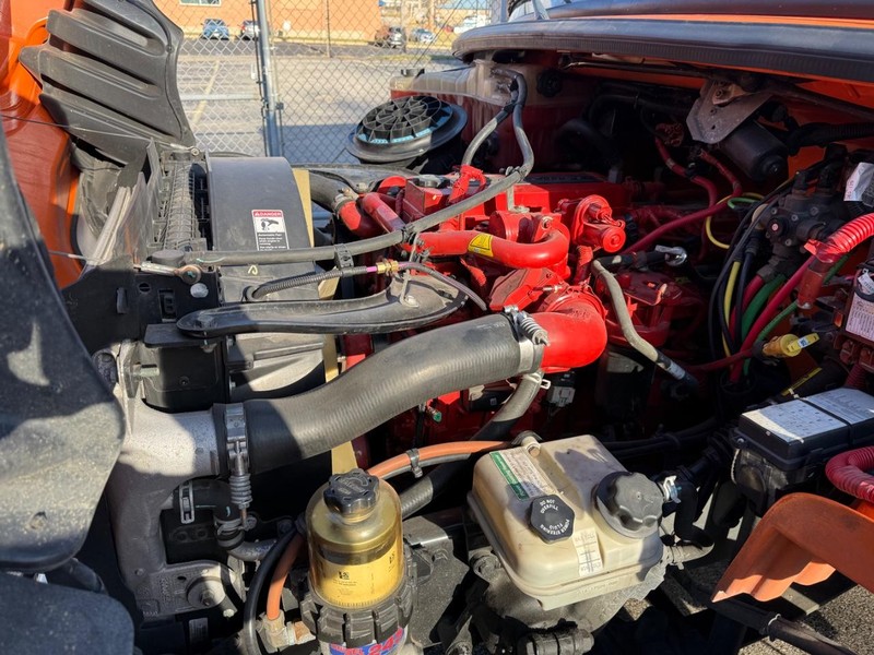 Freightliner M2 106 Vehicle Full-screen Gallery Image 11