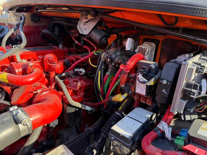 Freightliner M2 106 Vehicle Full-screen Gallery Image 12