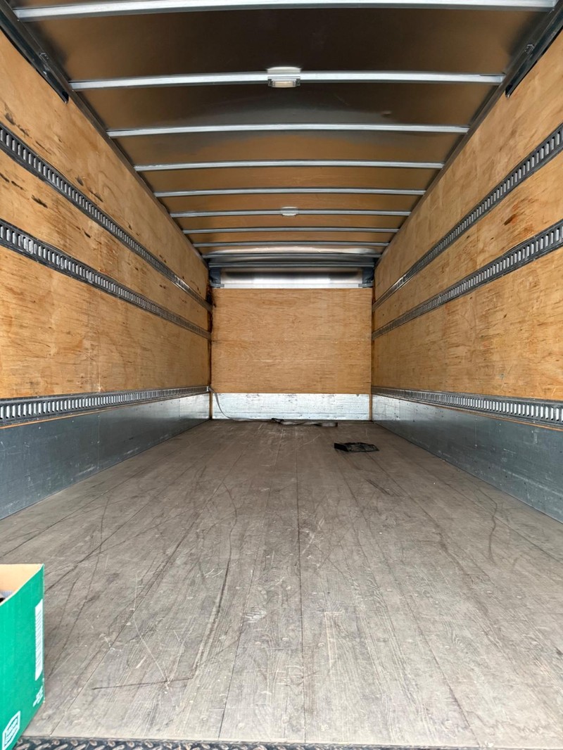 Freightliner M2 106 Vehicle Full-screen Gallery Image 16